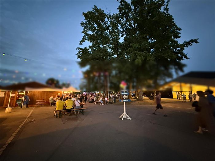 Blick über das Festgelände am Abend