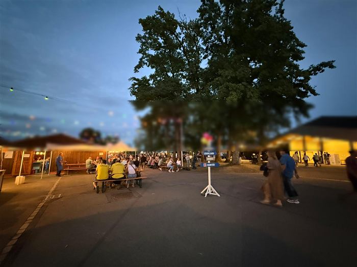 Abendstimmung mit beleuchteten Ständen