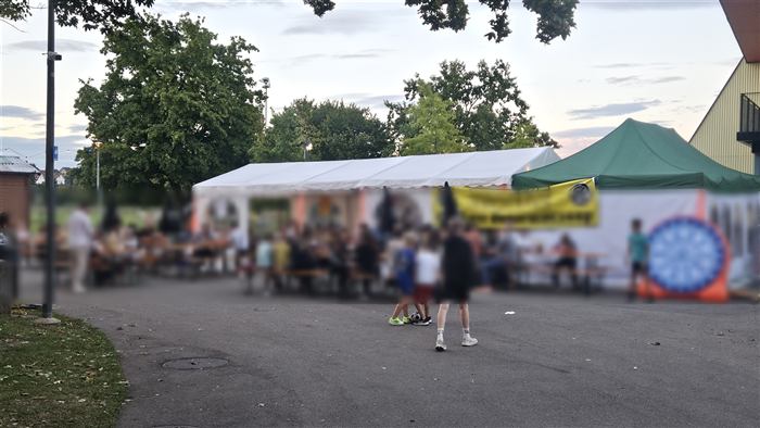 Festwirtschaft mit Bierbänken am Abend