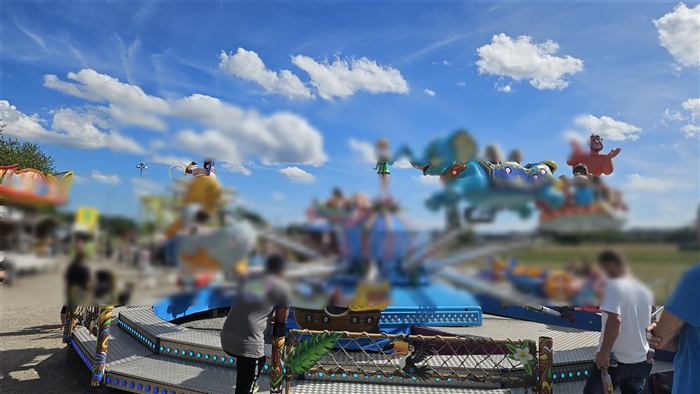 Karussell mit Meerestieren auf dem Festgelände